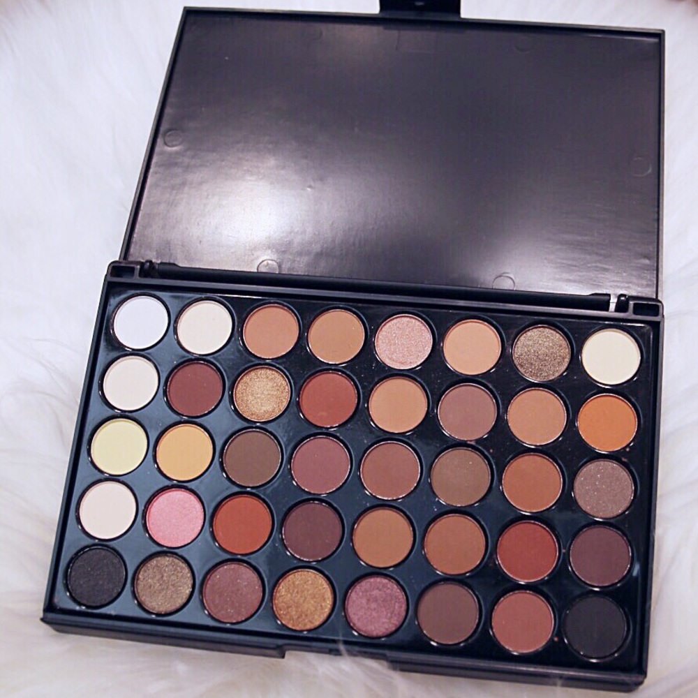 Brand New 40 Color Eyeshadow Palette w/6 Brushes